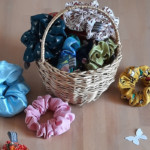 Cours de couture accessoire enfant Chouchous pour les cheveux éco-responsable chutes de tissus Couture Cécile Créations panier rempli de chouchous soie, coton, satin